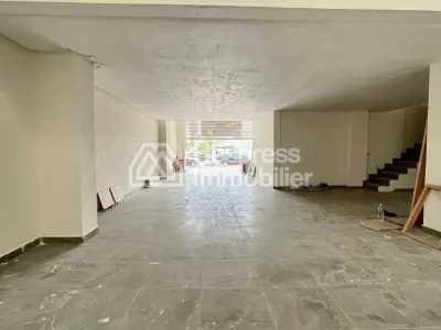 مكاتب ومحلات تجارية للإيجار في بالمييه. مساحة كبيرة 141 متر مربع. يوجد حارس.