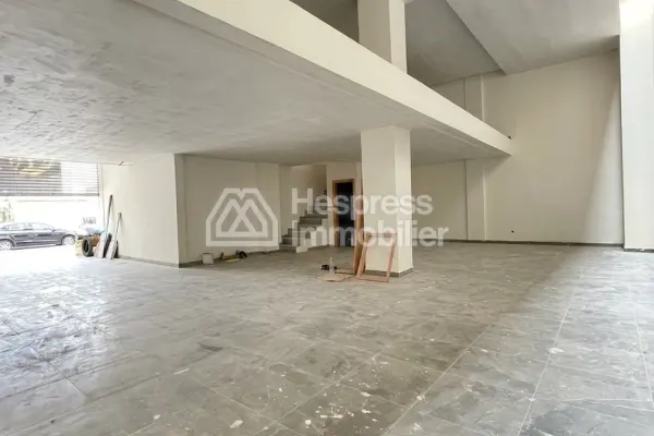Bureaux et commerces à louer à Palmier. Grande surface de 141 m². Concierge.