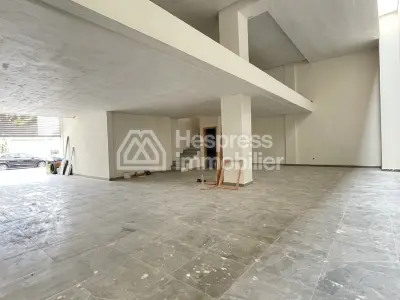مكاتب ومحلات تجارية للإيجار في بالمييه. مساحة كبيرة 141 متر مربع. يوجد حارس.