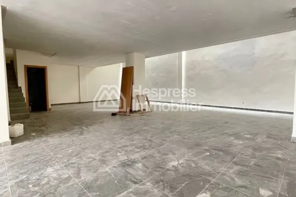 Bureaux et commerces à louer à Palmier. Grande surface de 141 m². Concierge.