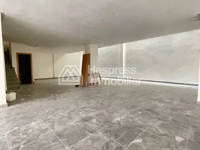 مكاتب ومحلات تجارية للإيجار في بالمييه. مساحة كبيرة 141 متر مربع. يوجد حارس.
