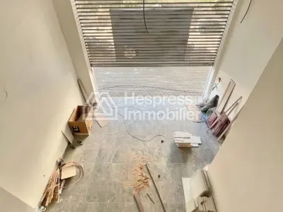 مكاتب ومحلات تجارية للإيجار في بالمييه. مساحة كبيرة 141 متر مربع. يوجد حارس.