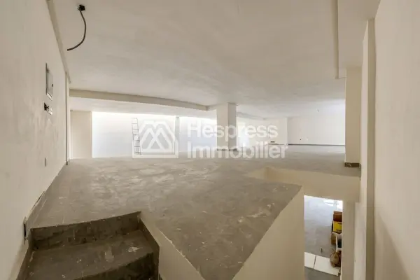 Bureaux et commerces à louer à Palmier. Grande surface de 141 m². Concierge.
