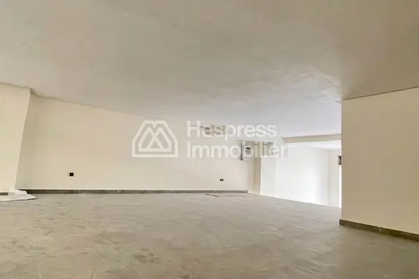 Bureaux et commerces à louer à Palmier. Grande surface de 141 m². Concierge.