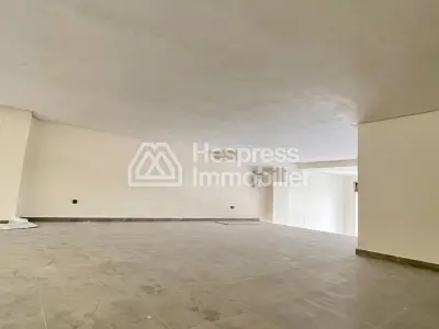 مكاتب ومحلات تجارية للإيجار في بالمييه. مساحة كبيرة 141 متر مربع. يوجد حارس.