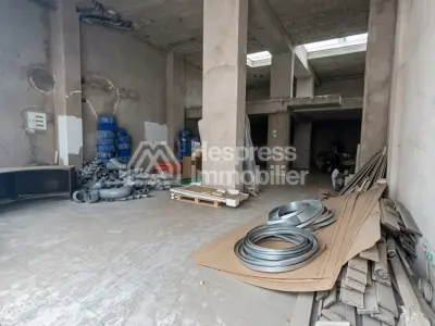مكاتب ومحلات تجارية للبيع في منطقة المثلث الذهبي. مساحة إجمالية ٢٧٩ مترًا مربعًا. خدمة صيانة متوفرة.
