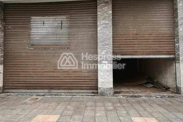 Bureaux et commerces à vendre dans le Triangle d'Or. Surface totale : 279 m². Service de conciergerie.