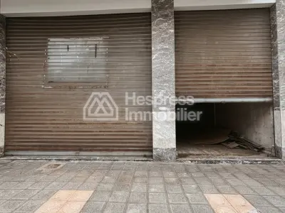 مكاتب ومحلات تجارية للبيع في منطقة المثلث الذهبي. مساحة إجمالية ٢٧٩ مترًا مربعًا. خدمة صيانة متوفرة.