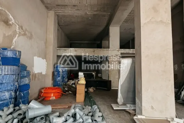 Bureaux et commerces à vendre dans le Triangle d'Or. Surface totale : 279 m². Service de conciergerie.