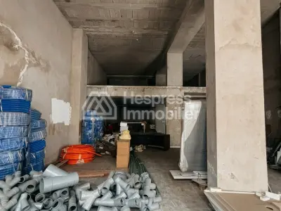 مكاتب ومحلات تجارية للبيع في منطقة المثلث الذهبي. مساحة إجمالية ٢٧٩ مترًا مربعًا. خدمة صيانة متوفرة.