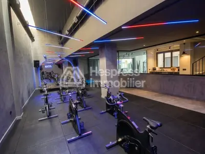 مكاتب ومحلات تجارية للبيع في بالمييه. مساحة واسعة ٢٤٠ مترًا مربعًا. باب مُقوّى وتدفئة مركزية.