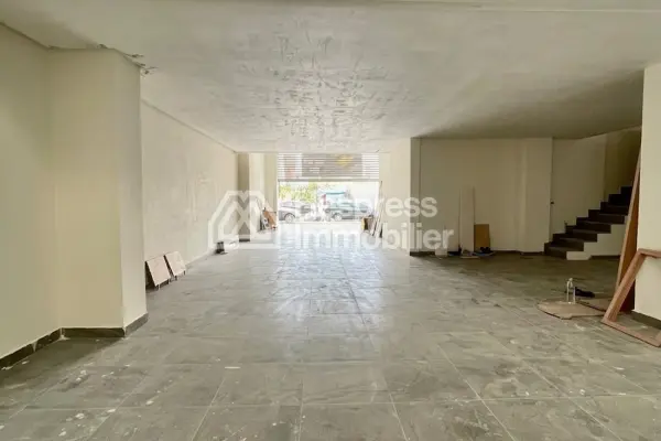 مكاتب ومحلات تجارية للبيع في بالمييه. مساحة واسعة ٢٤٠ مترًا مربعًا. باب مُقوّى وتدفئة مركزية.