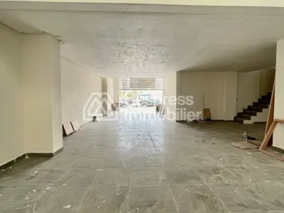مكاتب ومحلات تجارية للبيع في بالمييه. مساحة واسعة ٢٤٠ مترًا مربعًا. باب مُقوّى وتدفئة مركزية.