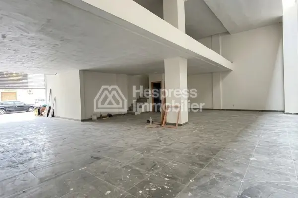 مكاتب ومحلات تجارية للبيع في بالمييه. مساحة واسعة ٢٤٠ مترًا مربعًا. باب مُقوّى وتدفئة مركزية.