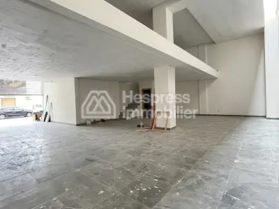 مكاتب ومحلات تجارية للبيع في بالمييه. مساحة واسعة ٢٤٠ مترًا مربعًا. باب مُقوّى وتدفئة مركزية.