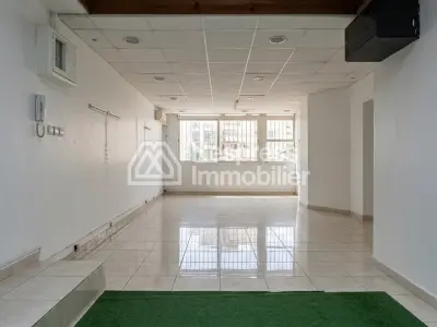 مكاتب للإيجار في بورغون الغربية . مساحة 73 متر مربع. باب أمان وسكن آمن.
