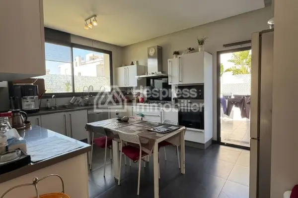 Luxury villa for sale in Dar Bouazza . 3 comfortable bedrooms. Furnished.