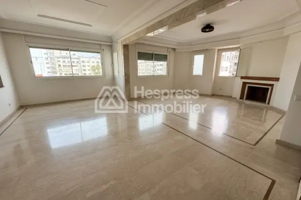 Apartment for sale in the Golden Triangle. 3 beautiful bedrooms. Double-glazed windows and central heating.
