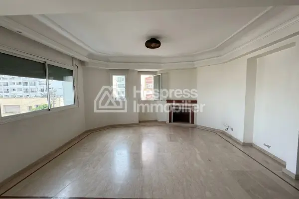 Apartment for sale in the Golden Triangle. 3 beautiful bedrooms. Double-glazed windows and central heating.