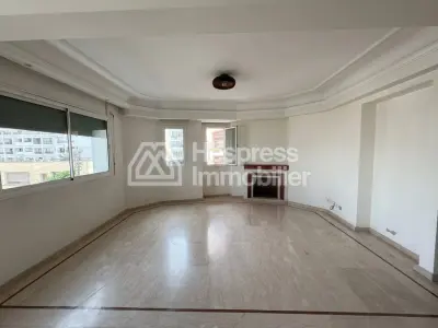 شقة للبيع في المثلث الذهبي. ثلاث غرف نوم جميلة. نوافذ زجاجية مزدوجة وتدفئة مركزية.