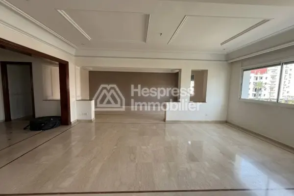 Apartment for sale in the Golden Triangle. 3 beautiful bedrooms. Double-glazed windows and central heating.