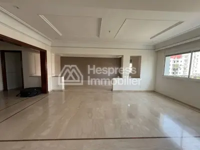 شقة للبيع في المثلث الذهبي. ثلاث غرف نوم جميلة. نوافذ زجاجية مزدوجة وتدفئة مركزية.