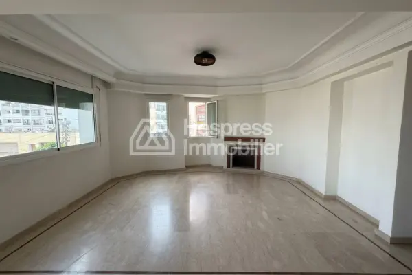 Apartment for sale in the Golden Triangle. 3 beautiful bedrooms. Double-glazed windows and central heating.