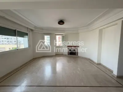 شقة للبيع في المثلث الذهبي. ثلاث غرف نوم جميلة. نوافذ زجاجية مزدوجة وتدفئة مركزية.