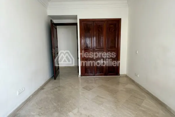 Apartment for sale in the Golden Triangle. 3 beautiful bedrooms. Double-glazed windows and central heating.