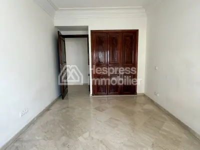 شقة للبيع في المثلث الذهبي. ثلاث غرف نوم جميلة. نوافذ زجاجية مزدوجة وتدفئة مركزية.