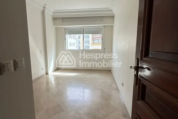 Apartment for sale in the Golden Triangle. 3 beautiful bedrooms. Double-glazed windows and central heating.