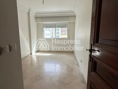 شقة للبيع في المثلث الذهبي. ثلاث غرف نوم جميلة. نوافذ زجاجية مزدوجة وتدفئة مركزية.