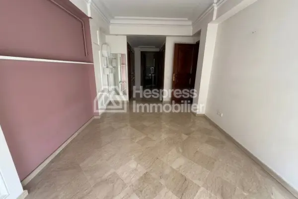 Apartment for sale in the Golden Triangle. 3 beautiful bedrooms. Double-glazed windows and central heating.