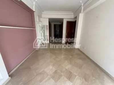 شقة للبيع في المثلث الذهبي. ثلاث غرف نوم جميلة. نوافذ زجاجية مزدوجة وتدفئة مركزية.