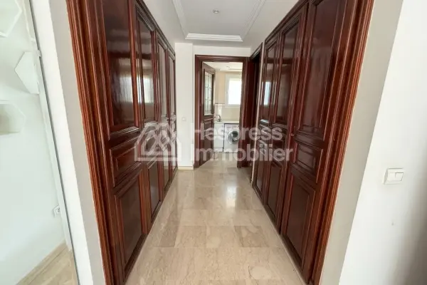 Apartment for sale in the Golden Triangle. 3 beautiful bedrooms. Double-glazed windows and central heating.