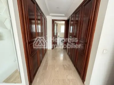 شقة للبيع في المثلث الذهبي. ثلاث غرف نوم جميلة. نوافذ زجاجية مزدوجة وتدفئة مركزية.