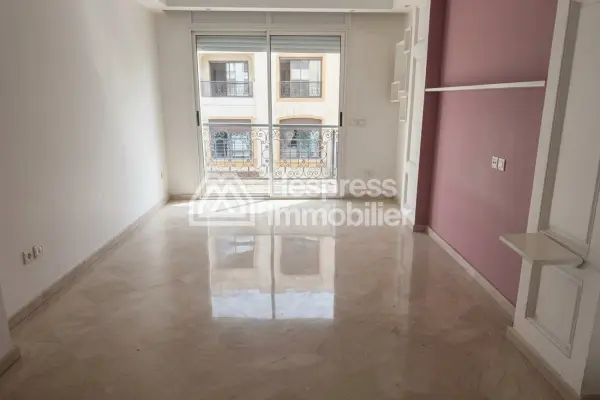 Apartment for sale in the Golden Triangle. 3 beautiful bedrooms. Double-glazed windows and central heating.