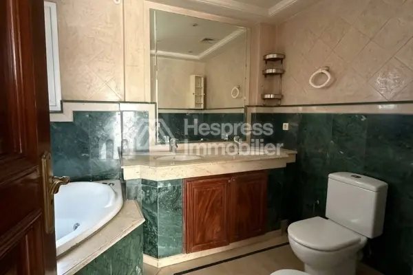 Apartment for sale in the Golden Triangle. 3 beautiful bedrooms. Double-glazed windows and central heating.