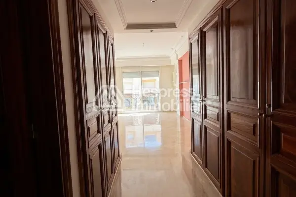 Apartment for sale in the Golden Triangle. 3 beautiful bedrooms. Double-glazed windows and central heating.