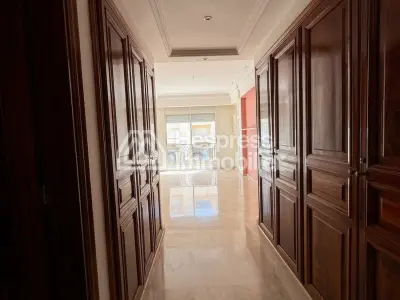 شقة للبيع في المثلث الذهبي. ثلاث غرف نوم جميلة. نوافذ زجاجية مزدوجة وتدفئة مركزية.