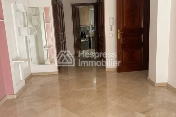 Apartment for sale in the Golden Triangle. 3 beautiful bedrooms. Double-glazed windows and central heating.