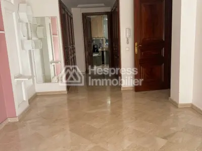 شقة للبيع في المثلث الذهبي. ثلاث غرف نوم جميلة. نوافذ زجاجية مزدوجة وتدفئة مركزية.