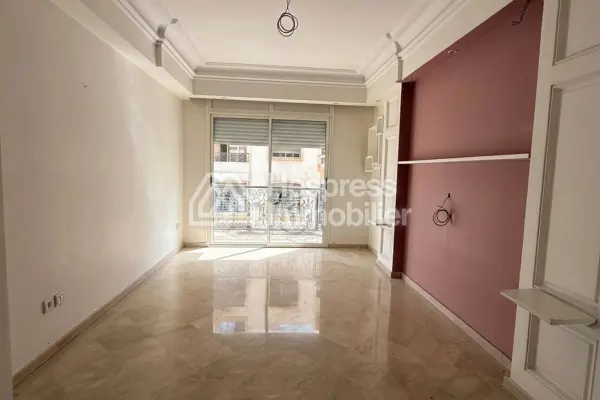 Apartment for sale in the Golden Triangle. 3 beautiful bedrooms. Double-glazed windows and central heating.