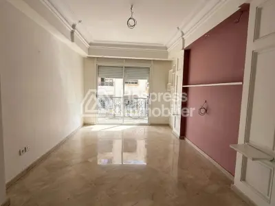 شقة للبيع في المثلث الذهبي. ثلاث غرف نوم جميلة. نوافذ زجاجية مزدوجة وتدفئة مركزية.