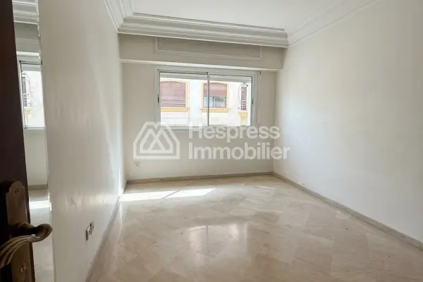 Apartment for sale in the Golden Triangle. 3 beautiful bedrooms. Double-glazed windows and central heating.