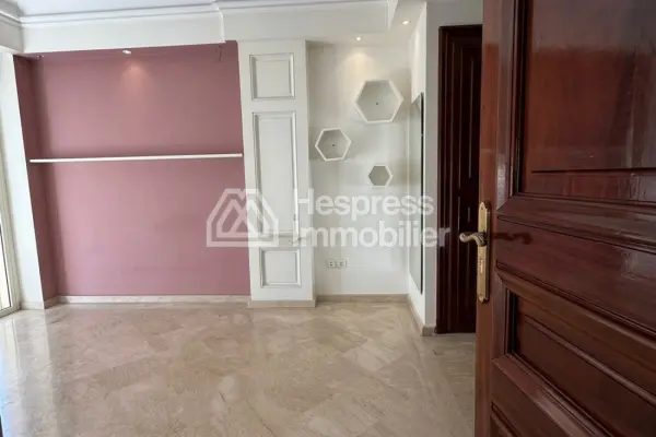 Apartment for sale in the Golden Triangle. 3 beautiful bedrooms. Double-glazed windows and central heating.