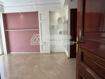 شقة للبيع في المثلث الذهبي. ثلاث غرف نوم جميلة. نوافذ زجاجية مزدوجة وتدفئة مركزية.