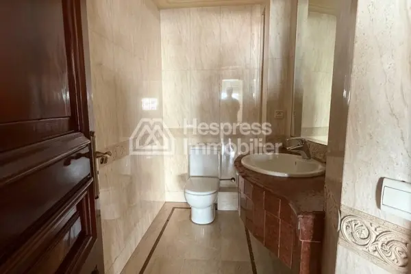 Apartment for sale in the Golden Triangle. 3 beautiful bedrooms. Double-glazed windows and central heating.
