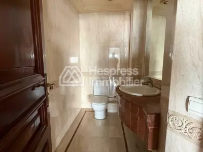 شقة للبيع في المثلث الذهبي. ثلاث غرف نوم جميلة. نوافذ زجاجية مزدوجة وتدفئة مركزية.