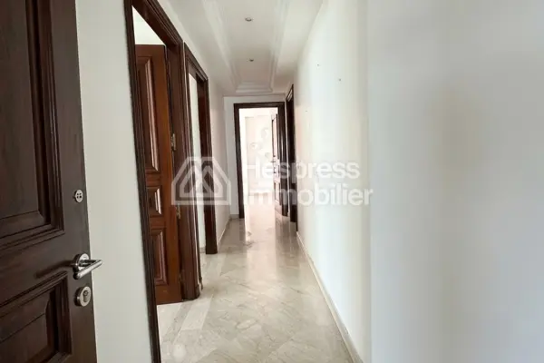 Apartment for sale in the Golden Triangle. 3 beautiful bedrooms. Double-glazed windows and central heating.